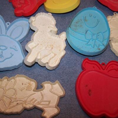 LOT 26   COLLECTIBLE HOLIDAYS COOKIE CUTTERS ++ DISNEY