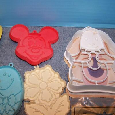 LOT 26   COLLECTIBLE HOLIDAYS COOKIE CUTTERS ++ DISNEY