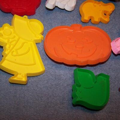 LOT 27  COLLECTIBLE HOLIDAY COOKIE CUTTERS