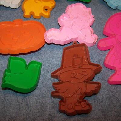 LOT 27  COLLECTIBLE HOLIDAY COOKIE CUTTERS