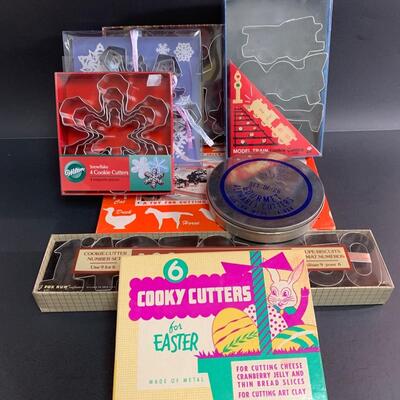Lot 473: Vintage Cookie Cutters (Most New In Box)