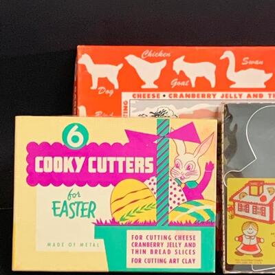 Lot 473: Vintage Cookie Cutters (Most New In Box)