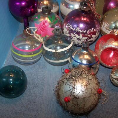 LOT 49  COLLECTIB;E CHRISTMAS GLASS ORNAMENTS/BULBS