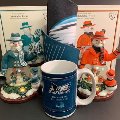 Lot 467: Memory Company Eagles & Flyers Snowglobes