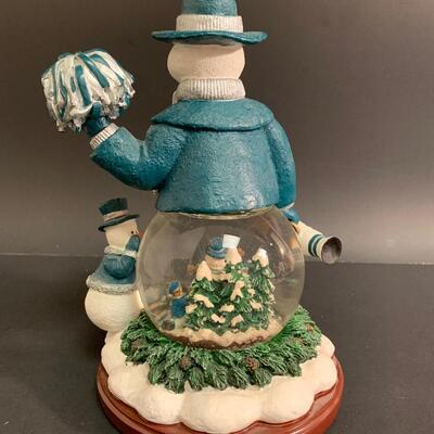 Lot 467: Memory Company Eagles & Flyers Snowglobes