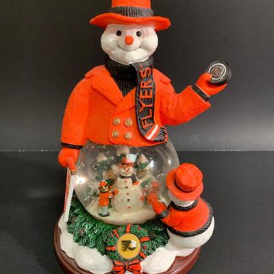 Lot 467: Memory Company Eagles & Flyers Snowglobes