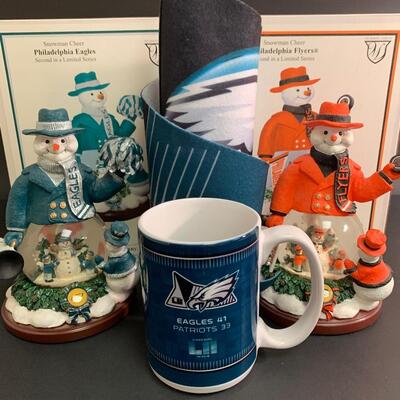 Lot 467: Memory Company Eagles & Flyers Snowglobes