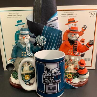 Lot 467: Memory Company Eagles & Flyers Snowglobes