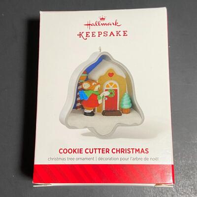 Lot 422: Hallmark Cookie Cutter Ornaments