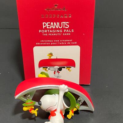 Lot 421: Hallmark Peanuts Ornaments