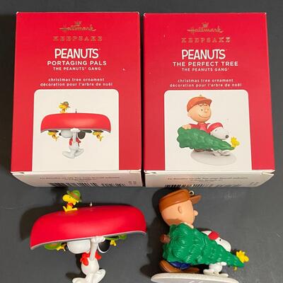 Lot 421: Hallmark Peanuts Ornaments