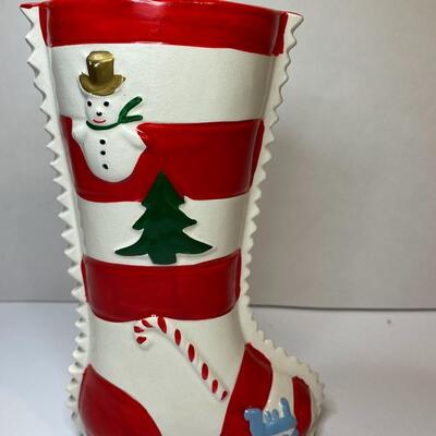 Lot 386: Vintage Christmas: Ceramic Santa's & Stocking Vase