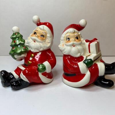 Lot 386: Vintage Christmas: Ceramic Santa's & Stocking Vase