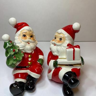 Lot 386: Vintage Christmas: Ceramic Santa's & Stocking Vase