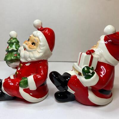 Lot 386: Vintage Christmas: Ceramic Santa's & Stocking Vase