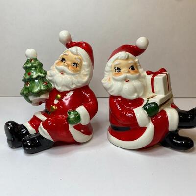 Lot 386: Vintage Christmas: Ceramic Santa's & Stocking Vase