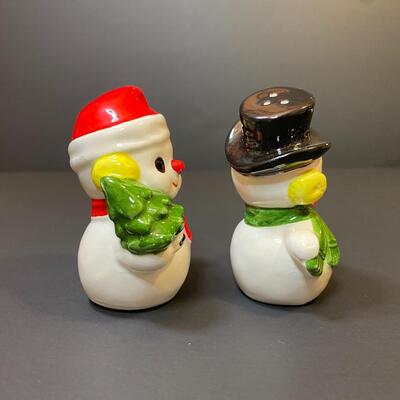 Lot 476: Vintage Lefton Salt & Pepper / Snowmen Candle Huggers