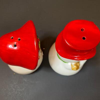 Lot 476: Vintage Lefton Salt & Pepper / Snowmen Candle Huggers