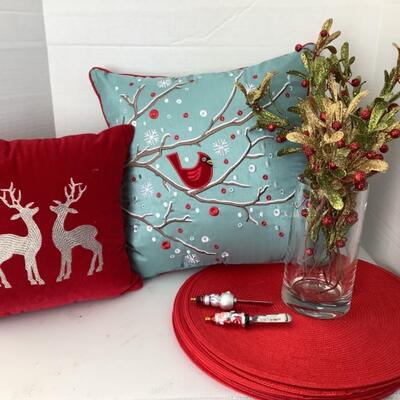 T190 Christmas Pillow Lot with Vase and Placemats