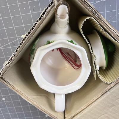 Holly Tea Pot 