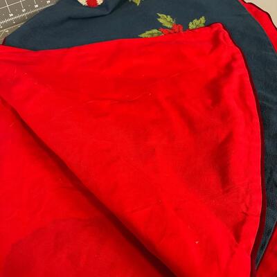 WOW! Needle Point Tree Skirt 