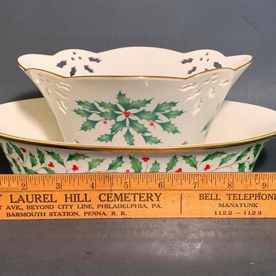 Lot 485: Lenox Holly Berry Collection