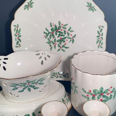 Lot 485: Lenox Holly Berry Collection