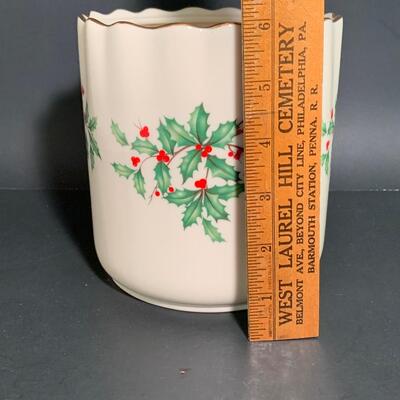 Lot 485: Lenox Holly Berry Collection