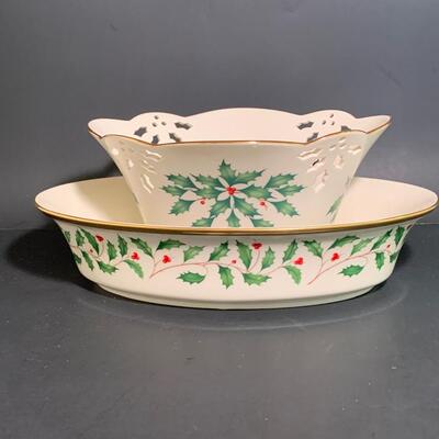 Lot 485: Lenox Holly Berry Collection