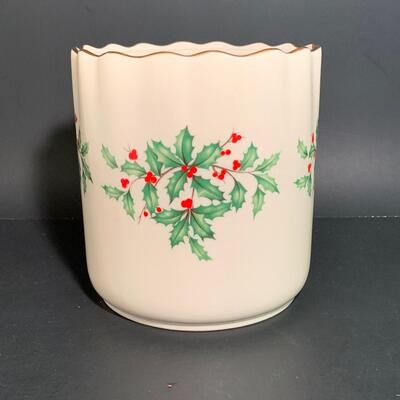 Lot 485: Lenox Holly Berry Collection