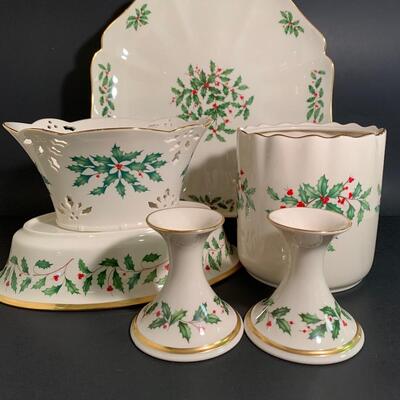 Lot 485: Lenox Holly Berry Collection