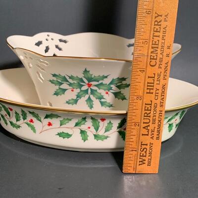 Lot 485: Lenox Holly Berry Collection
