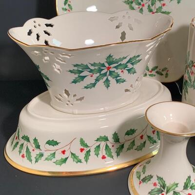 Lot 485: Lenox Holly Berry Collection