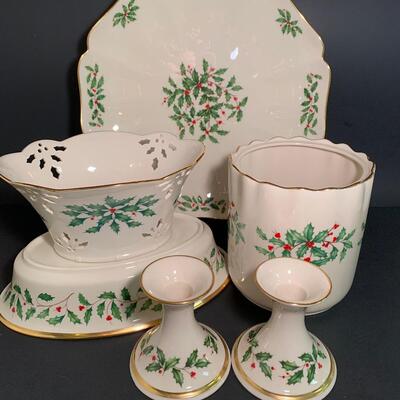 Lot 485: Lenox Holly Berry Collection