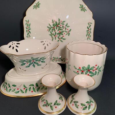 Lot 485: Lenox Holly Berry Collection