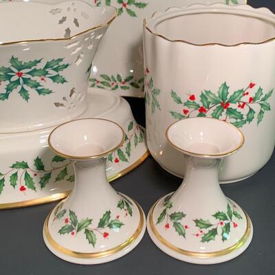 Lot 485: Lenox Holly Berry Collection