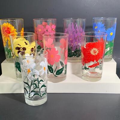 Lot 492: Vintage "Kitchy" Floral Glasses (Peanut Butter Glasses)