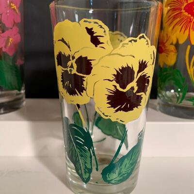 Lot 492: Vintage "Kitchy" Floral Glasses (Peanut Butter Glasses)
