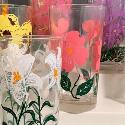 Lot 492: Vintage "Kitchy" Floral Glasses (Peanut Butter Glasses)