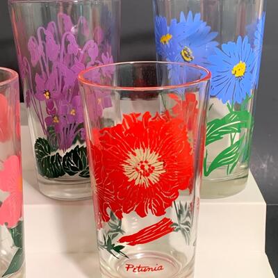 Lot 492: Vintage "Kitchy" Floral Glasses (Peanut Butter Glasses)