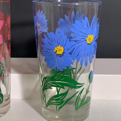 Lot 492: Vintage "Kitchy" Floral Glasses (Peanut Butter Glasses)