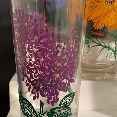 Lot 493: Vintage Floral Glasses