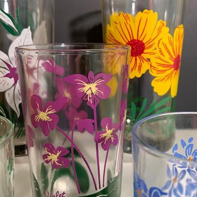 Lot 493: Vintage Floral Glasses