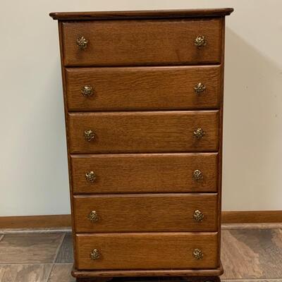 Lot 494: Petite Vintage Oak Chest of Drawers