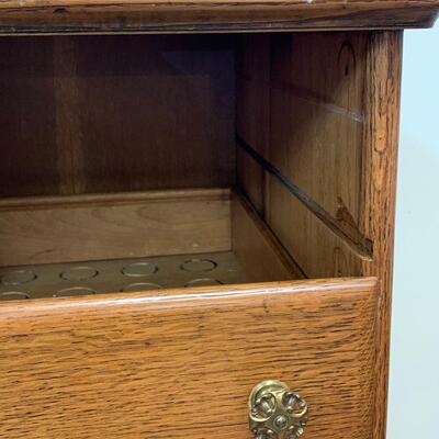 Lot 494: Petite Vintage Oak Chest of Drawers