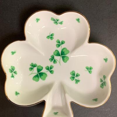 Lot 197: Vintage Lefton, Irish Figurines, and Trinket Box