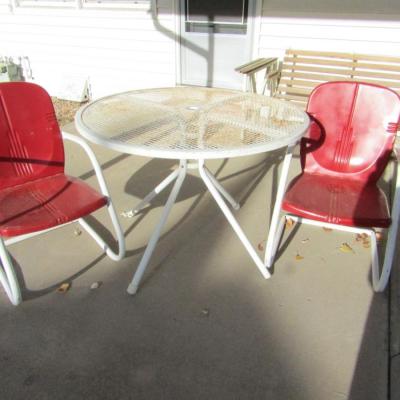 LOT 2  ROUND MESH PATIO TABLE AND 2 RETRO CHAIRS
