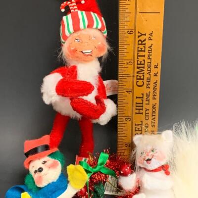 Lot 367: Annalee Dolls: Mr/Mrs. Claus, Elves and More