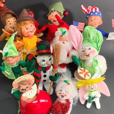 Lot 373 Annalee Dolls All Year Round Holidays
