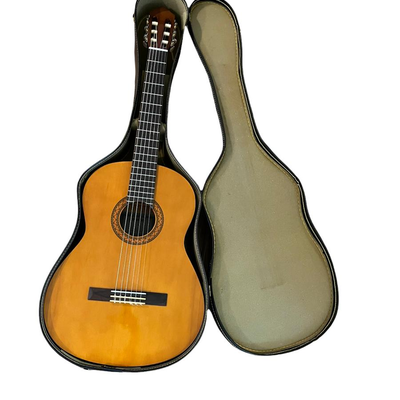 Lot 4: Yamaha Classical Guitar